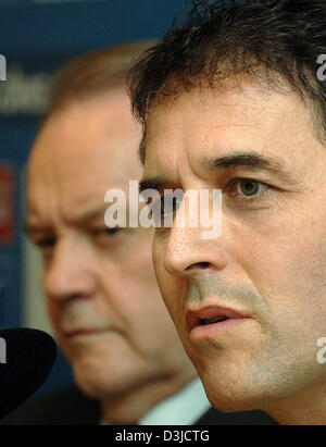 (Dpa) - CEO di tedesco club di calcio VfL Bochum Werner Altegoer (L) ascolta nuovo allenatore svizzero Marcel Koller (44) nel corso di una conferenza stampa a Bochum, Germania, lunedì 23 maggio 2005. Koller succede a Peter Neururer che non hanno potuto impedire Bochum da relegandolo alla seconda Bundesliga. Koller ha ora a condurre il club torna in alto tedesco divisione. Foto Stock