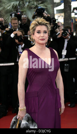 (Dpa) - attrice francese Catherine Deneuve arriva per il 58th International Film Festival di Cannes, Francia, 11 maggio 2005. Foto Stock