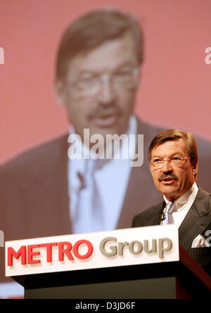 (Dpa) - CEO del gruppo METRO Hans-Joachim Koerber parla agli azionisti nel corso della società assemblea generale a Duesseldorf in Germania, mercoledì 18 maggio 2005. Koerber ha dichiarato che la strategia dell'azienda a testa per la proficua crescita ed espansione internazionale è riuscita. In Germania il più grande conglomerato commerciale METRO sta anche diventando una delle branche della società leader in Russia Foto Stock