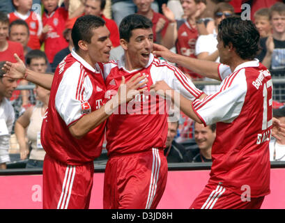 (Dpa) - FC Bayern Monaco di Baviera Lucio, Roy Makaay e Michael Ballack (da L-R) celebrare un obiettivo durante la Bundesliga tedesca match contro 1. FC Norimberga presso lo Stadio Olimpico di Monaco di Baviera, Germania, il 14 maggio 2005. Foto Stock