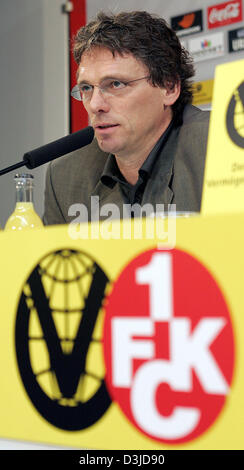 (Dpa) - tedesco Bundesliga club 1. FC Kaiserslautern è di nuovo Head Coach Michael Henke risponde alle domande durante una conferenza stampa presso la stadio Fritz-Walter a Kaiserslautern, in Germania, venerdì 13 maggio 2005. L'ex assistente allenatore Ottmar Hitzfeld riceve un contratto di un anno per la stagione 2005/06. Foto Stock