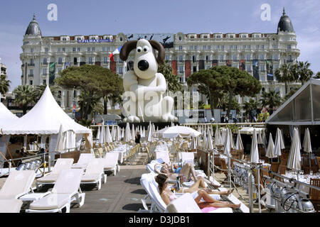 (Dpa) - Un gigante Gromit-dog-statua si trova di fronte alla famosa Carlton hotel a Cannes, Francia, 12 maggio 2005. Foto Stock