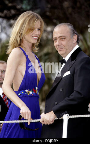 (Dpa) - Top Model Eva Herzigova e Fawaz Gruosi, gioielliere e fondatore del 'De Grisogono'-marca a un cocktail party in occasione della presentazione del film "Punto di aggancio" al 58th International Film Festival di Cannes, Francia, 12 maggio 2005. Foto Stock