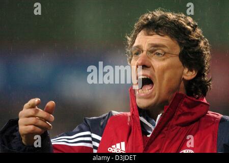 (Dpa) - Una immagine datata 6 marzo 2004 mostra FC Bayern Monaco di Baviera ex assistant coach Michael Henke urlando istruzioni per la squadra di giocatori al BayArena stadium di Leverkusen, Germania. Nella prossima stagione Michael Henke sarà il nuovo capo allenatore della Bundesliga tedesca club 1. FC Kaiserslautern. Secondo i funzionari del club il longtime assistente del Borussia Dortmund e FC Baye Foto Stock