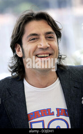 (Dpa) - attore spagnolo Javier Bardem sorrisi come frequenta la 58th International Film Festival di Cannes, Francia, 11 maggio 2005. Bardem è un membro di questo anno la giuria di pellicola. Foto Stock