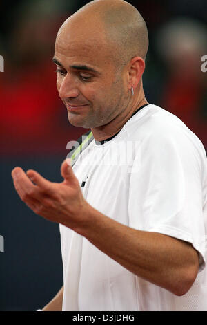 (Dpa) - US American tennis pro Andre Agassi appare depressa durante il suo match di primo turno contro lo spagnolo Feliciano Lopez al ATP Masters di Amburgo, Germania, 10 maggio 2005. Agassi ha perso contro il pilota spagnolo non seminata 6-2, 7-6 (7-5). Foto Stock