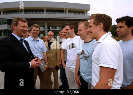 (Dpa) - Christian Wulff (L), Premier dello stato della Bassa Sassonia, parla alla borsa tedesca gli studenti dalla regione di Oldenburg università di scienze applicate a Zhejiang University di Hangzhou, Cina, Martedì, 10 maggio 2005. Prima che la Bassa Sassonia il Premier ha aperto il primo istituto German-Chinese per Design e Media. Wulff e una delegazione di circa 70 rappresentanti della tedesca Foto Stock