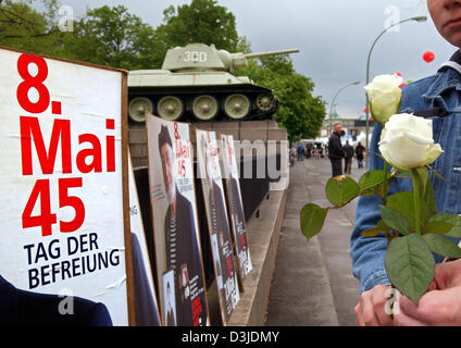 (Dpa) - Due donne tenere rose bianche nelle loro mani come essi sostare davanti a un poster che recita "8 Maggio 45, Giorno della liberazione", al russo il cenotafio durante il "Festival della democrazia' celebrazioni a Berlino, 07 maggio 2005. Diverse migliaia di persone si sono unite ai festeggiamenti presso la Porta di Brandeburgo in occasione del sessantesimo anniversario della fine della Seconda Guerra Mondiale. Foto Stock