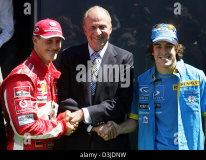 (Dpa) - Tedesco pilota di Formula Uno Michael Schumacher del team Ferrari, Re di Spagna Juan Carlos e il pilota spagnolo Fernando Alonso del team Renault (da L-R) agitare le mani prima del Gran Premio di Spagna presso il circuito di Formula Uno Circuito de Catalunya vicino a Barcellona in Montelo, Spagna, 8 maggio 2005. Foto Stock