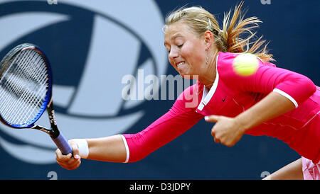 (Dpa) - Russo tennista Maria Scharapova restituisce la sfera con un diretti nella partita contro il tedesco giocatore di tennis Anna-Lena Groenefeld durante il Qatar Totale German Open Tennis Tournament in Berlino, 04 maggio 2005. Scharapova ha vinto la partita 6-2 e 6-2. Foto Stock