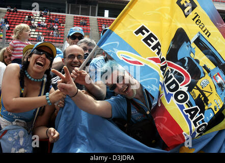 (Dpa) - Un gruppo di tifosi della spagnola driver di Formula Uno della Renault di Alonso stand nella pitlane e allegria presso il Circuit de Catalunya, il circuito di Formula Uno in Granollers, nei pressi di Barcellona, Spagna, 05 maggio 2005. Il Gran Premio di Spagna avrà inizio domenica, 08 maggio 2005. Foto Stock