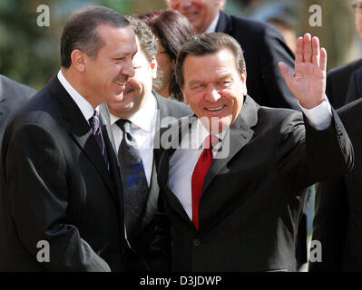 (Dpa) - Ministro turco Presidente Recep Tayyip Erdogan (L) accoglie favorevolmente il Cancelliere tedesco Gerhard Schroeder presso l ufficio del governo di Ankara, Turchia, mercoledì 04 maggio 2005. Schroeder paga una visita di due giorni in Bosnia ed Erzegovina e della Turchia. Foto Stock