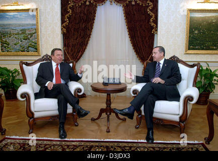 (Dpa) - Ministro turco Presidente Recep Tayyip Erdogan (R) e il cancelliere tedesco Gerhard Schroeder parlare presso l ufficio del governo di Ankara, Turchia, mercoledì 04 maggio 2005. Schroeder paga una visita di due giorni in Bosnia ed Erzegovina e della Turchia. Foto Stock