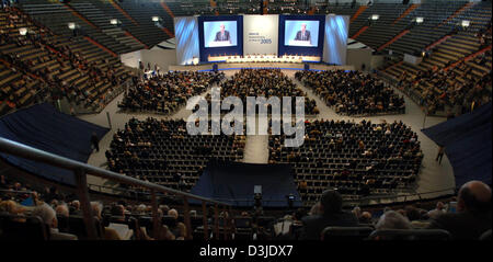 (Dpa) - Allianz AG CEO Michael Diekmann parla agli azionisti durante l'azienda riunione generale nell'Olympic Hall di Monaco di Baviera, Germania, mercoledì 04 maggio 2005. Il gigante di assicurazione Allianz ha rappresentato un colpo di profitto nel primo trimestre del 2005. Secondo numeri provvisori l utile netto raggiunge i 1,1 miliardi di euro. Foto Stock