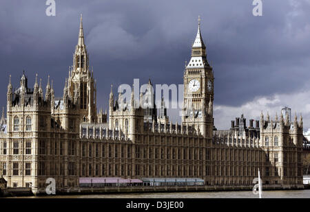 (Dpa) - una foto mostra la vista sul fiume Themse sul case del Parlamento presso il Palazzo di Westminster e la torre dell orologio Big Ben (R) a Londra, Inghilterra, 7 aprile 2005. Foto Stock