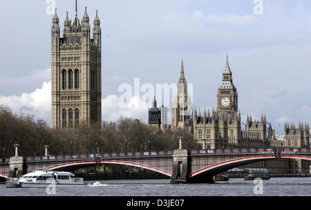 (Dpa) - una foto mostra la vista sul fiume Themse con Lambeth Bridge sul case del Parlamento presso il Palazzo di Westminster e la torre dell orologio Big Ben (R) a Londra, Inghilterra, 7 aprile 2005. Foto Stock