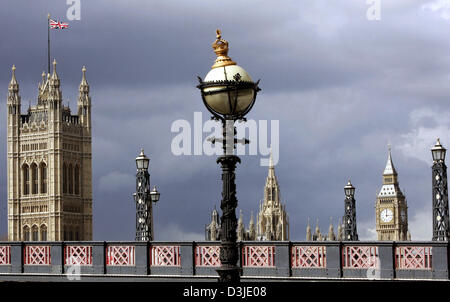 (Dpa) - una foto mostra la vista di Lambeth Bridge sul case del Parlamento presso il Palazzo di Westminster e la torre dell orologio Big Ben (R) a Londra, Inghilterra, 7 aprile 2005. Foto Stock