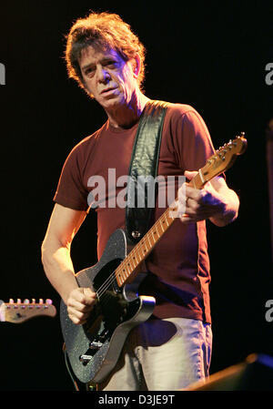 (Dpa) - cantante americano Lou Reed esegue sul palco del "Alten Oper' (antico teatro dell'opera) di Francoforte sul Meno, Germania, 24 aprile 2005. L'ex membro della band di culto "Velvet Underground' aprì il suo tour in Germania in sold-out opera. Foto Stock