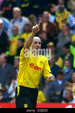 (Dpa) - Dortmund di Jan KOLLER cheers dopo il punteggio 3-2 portano obiettivo durante la Bundesliga tedesca partita di calcio tra Borussia Dortmund e 1FC Kaiserslautern a Dortmund, Germania, il 23 aprile 2005. In fine, Dortmund ha vinto 4-2. Foto Stock