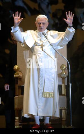 (Dpa) - Il Santo Padre Benedetto XVI sta in piedi di fronte ad un microfono e i gesti come egli saluta diverse migliaia di giornalisti nella sala ricevimento presso il Vaticano a Roma, Italia, 23 aprile 2005. Durante il ricevimento, il 78-anno vecchio Papa ha fatto appello ai media per dimostrare un approccio responsabile al fine di apportare un contributo positivo alla società. Foto Stock