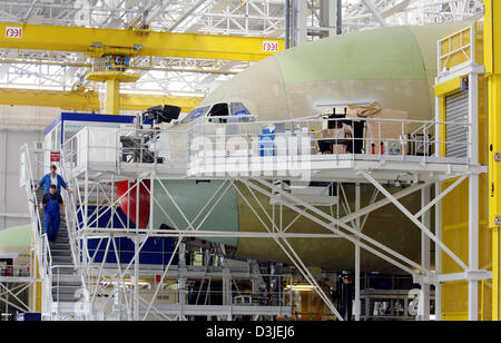 (Dpa) - i dipendenti assemblare il nuovo Airbus A380 al Airbus impianto di assemblaggio in Toulouse, Francia, 19 aprile 2005. L'A380, il più grande del mondo di aerei per il trasporto di passeggeri, è atteso per passare il suo primo volo di prova entro la settimana seguente. Foto Stock