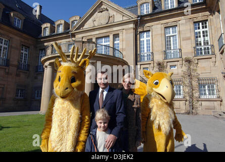 (Dpa) - Guenther Oettinger (centro, L), il nuovo Premier dello stato del Baden-Wuerttemberg, sua moglie Inken (centro, R) e il loro figlio Alexander (anteriore) posano per una foto di famiglia a Villa Reitzenstein, Oettinger la residenza ufficiale, a Stoccarda, Germania, Venerdì, 22 aprile 2005. La famiglia è incorniciata da due mascotte animale che rappresenta la regione del Württemberg, un cervo (L) e reg Foto Stock