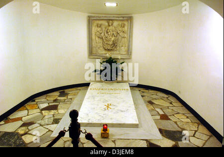 (Dpa) - una candela brucia davanti alla tomba del compianto Papa Giovanni Paolo II nella cripta sotto la Basilica di San Pietro in Vaticano a Roma, Italia, Venerdì, 22 aprile 2005. La cerimonia di inaugurazione del nuovo Papa Benedetto XVI si svolgerà davanti alla basilica di Domenica, 24 aprile 2005. Foto Stock