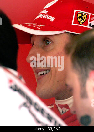 (Dpa) - Tedesco pilota di Formula Uno Michael Schumacher della Ferrari nella foto al circuito di Formula Uno di Imola, Italia, venerdì 22 aprile 2005. Il Gran Premio di San Marino si avvia qui domenica 24 aprile 2005. Foto Stock