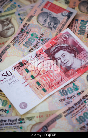 British e la valuta indiana. Sterlina e Rupee note Foto Stock