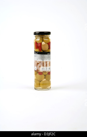 Tesco Finest olive in un vaso di vetro alto Foto Stock