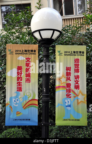 Appendere i poster pubblicitario per Shanghai World Expo 2010 a Shanghai - Cina Foto Stock