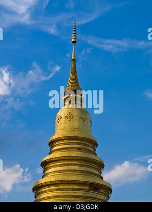 La pagoda dorata con cielo blu al Wat Phra That Hariphunchai , Lamphun Provincia, Thailandia Foto Stock