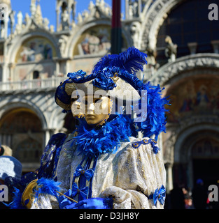 Un paio di maschere davanti alla Basilica di San Marco la Basilica a Venezia; Veneto, Italia. Foto Stock