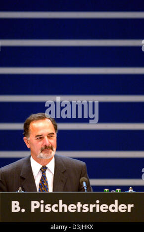 (Dpa) - Bernd Pischetsrieder, presidente di Volkswagen AG (VW), raffigurato all'sharholders generale' meeting di Amburgo, Germania, giovedì, 21 aprile 2005. In Europa il più grande costruttore di automobili continua il suo programma di ristrutturazione della società Core brand VW. L'ex manager di DaimlerChrysler, Wolfgang Bernhard, assumerà la leadership di VW società core precedente a expecte Foto Stock