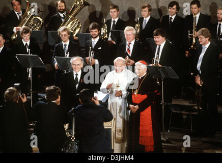 (Dpa file) - Papa Giovanni Paolo II (C, vestito di bianco) e il cardinale Joseph Ratzinger (C, R) rappresentare per un gruppo di fotografi con i membri di un'orchestra di Monaco di Baviera, Germania, 19 novembre 1980. Il Papa ha pagato una visita di quattro giorni, Germania. Foto Stock