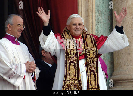 (Dpa) - il neo eletto Papa Benedetto XVI sta sul balcone della Basilica di San Pietro dopo la sua elezione, Città del Vaticano, 19 aprile 2005. Il Cardinale Joseph Ratzinger di Germania fu eletto papa alla fine di uno dei conclavi più breve nella storia, assumendo il nome di Benedetto XVI. L ultimo Papa a scegliere un tale nome è stato Benedetto XV, italiano-nato Giacomo della Chiesa, che ha governato il ch Foto Stock