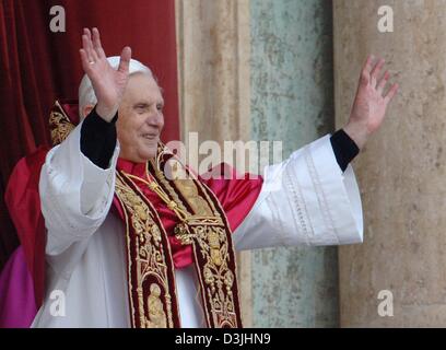 (Dpa) - il neo eletto Papa Benedetto XVI sta sul balcone della Basilica di San Pietro dopo la sua elezione, Città del Vaticano, 19 aprile 2005. Il Cardinale Joseph Ratzinger di Germania fu eletto papa alla fine di uno dei conclavi più breve nella storia, assumendo il nome di Benedetto XVI. L ultimo Papa a scegliere un tale nome è stato Benedetto XV, italiano-nato Giacomo della Chiesa, che ha governato il ch Foto Stock