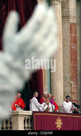 (Dpa) - il neo eletto Papa Benedetto XVI sta sul balcone della Basilica di San Pietro dopo la sua elezione, Città del Vaticano, 19 aprile 2005. Il Cardinale Joseph Ratzinger di Germania fu eletto papa alla fine di uno dei conclavi più breve nella storia, assumendo il nome di Benedetto XVI. L ultimo Papa a scegliere un tale nome è stato Benedetto XV, italiano-nato Giacomo della Chiesa, che ha governato il ch Foto Stock