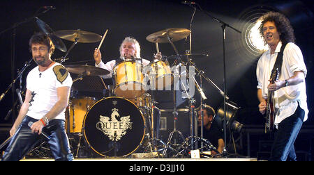 (Dpa) - Nuovo front man Paul Rodgers (L-R), il batterista Roger Taylor e il chitarrista Brian possono eseguire durante il tour inizio della regina alla Olympiahalle a Monaco di Baviera, Germania, il 14 aprile 2005. Il leggendario british pop band Regina ha celebrato un inizio trionfale del loro tour in Germania. 10.000 tifosi sono stati totalmente entusiasta quando il gruppo ha suonato vecchi brani come 'bohemien Rapsody' o 'siamo i campioni Foto Stock