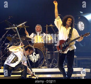 (Dpa) - Nuovo front man Paul Rodgers (L-R), il batterista Roger Taylor e il chitarrista Brian possono eseguire durante il tour inizio della regina alla Olympiahalle a Monaco di Baviera, Germania, il 14 aprile 2005. Il leggendario british pop band Regina ha celebrato un inizio trionfale del loro tour in Germania. 10.000 tifosi sono stati totalmente entusiasta quando il gruppo ha suonato vecchi brani come 'bohemien Rapsody' o 'siamo i campioni Foto Stock