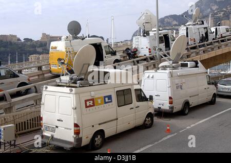 (Dpa) - Numerosi TV broadcast furgoni stand presso il porto di trasmettere il servizio funebre per il Principe Ranieri III di Monaco a Montecarlo, Monaco Stato, 15 aprile 2005. Il principe Ranieri è morto all'età di 81 il 6 aprile 2005. Il servizio funebre per lui avviene il 15 aprile 2005. Foto Stock