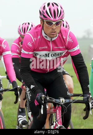 (Dpa) - Tedesco ciclismo pro Jan Ullrich e alcuni dei suoi compagni di team T-Mobile durante la seconda gamba della Sarthe tour in bicicletta in Varades, Francia, 6 aprile 2005. La gamba conduce da Varades ad Angers. Ullrich debutta sul banco in questo anno della stagione ciclistica. Foto Stock