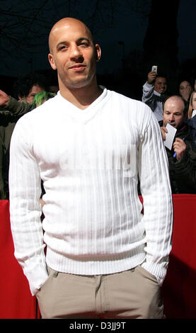 (Dpa) - Noi attore Vin Diesel arriva per la premiere del suo film "Il succhietto" a Monaco di Baviera, Germania, 11 aprile 2005. Foto Stock