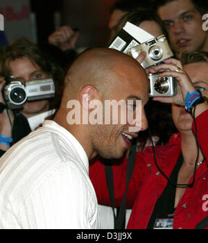 (Dpa) - Noi attore Vin Diesel arriva per la premiere del suo film "Il succhietto' pur essendo circondato da ventilatori a Monaco di Baviera, Germania, 11 aprile 2005. Foto Stock