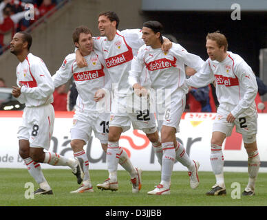 (Dpa) - i giocatori Cacau, Christian Tiffert, Kevin Kuranyi, Fernando Meira e Andreas Hinkel (L-R) del VfB Stuttgart celebrare Kevin Kuranyi 1-0 della meta di piombo contro FC Schalke 04 alla stadio Gottlieb-Daimler a Stoccarda, Germania, 09 aprile 2005. Foto Stock