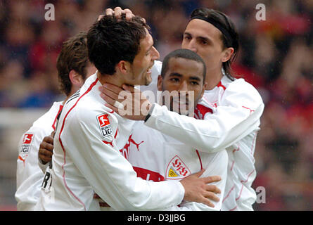 (Dpa) - Cacau (C) e Fernando Meira (R) del VfB Stuttgart celebrare Kevin Kuranyi (L) 1-0 portano gol contro FC Schalke 04 alla stadio Gottlieb-Daimler a Stoccarda, Germania, 09 aprile 2005. Stoccarda ha vinto la partita 3-0 con tre gol di Kuranyi. Foto Stock