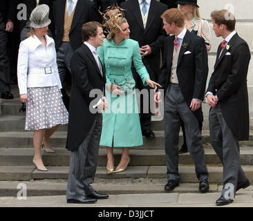 (Dpa) - (L) - Sophie del Wessex e Tom e Laura Parker Bowles chat con il principe Harry e il principe William a nozze dei loro genitori il principe Carlo e Camilla Parker Bowles in Windsor, Regno Unito, 09 aprile 2005. Foto Stock