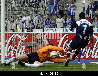 (Dpa) - SC Freiburg portiere Richard GOLZ (L) tenta con successo per salvare un colpo da Hertha BSC Berlino Bastuerk Yildiray durante il loro Bundesliga scontro nello stadio olimpico di Berlino, Germania, 09 aprile 2005. Foto Stock