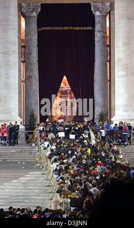 (Dpa) - Migliaia di credenti coda fuori la Basilica di San Pietro durante le prime ore del mattino a Roma, Italia, 06 aprile 2005. La basilica rimane aperta giorno e notte per persone in lutto, pellegrini e visitatori provenienti da tutto il mondo che vogliono pagare il loro ultimo omaggio a Papa Giovanni Paolo II prima è prevista in appoggio sul Venerdì 08 Aprile 2005. Foto Stock