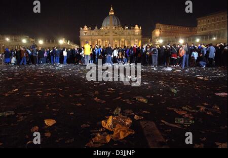 (Dpa) - spazzatura da migliaia di fedeli e pellegrini e persone in lutto copre il terreno su Piazza San Pietro davanti alla Basilica di San Pietro in Roma, Italia, 06 aprile 2005. La basilica rimane aperta giorno e notte per persone in lutto, pellegrini e visitatori provenienti da tutto il mondo che vogliono pagare il loro ultimo omaggio a Papa Giovanni Paolo II prima è prevista in appoggio sul Venerdì 08 Aprile 2005. Foto Stock